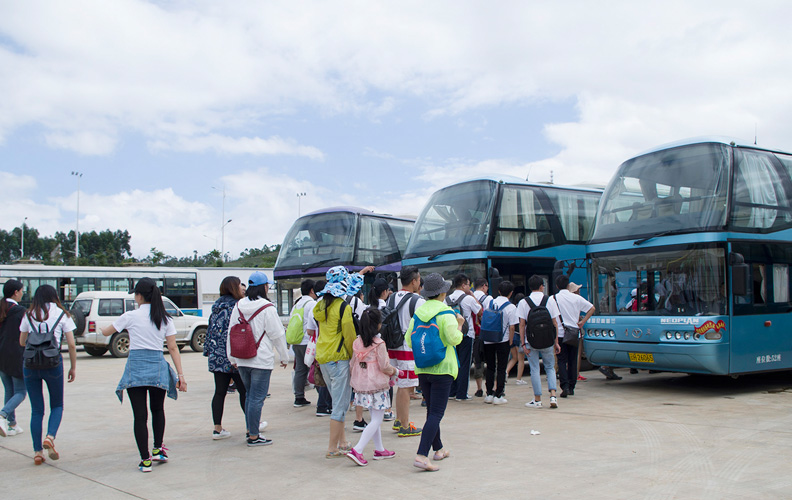 乘坐高铁一个多小时就可以到达普者黑景区，当地旅行社的董事长亲自到车站迎接南宫·NG28的小伙伴们。