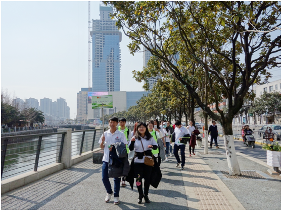 一路上，志愿者把“学雷锋践行动 树新风做好事 做志愿者”的精神传扬到大街小巷，把雷锋为人民服务的志愿精神带到城市的每个角落。