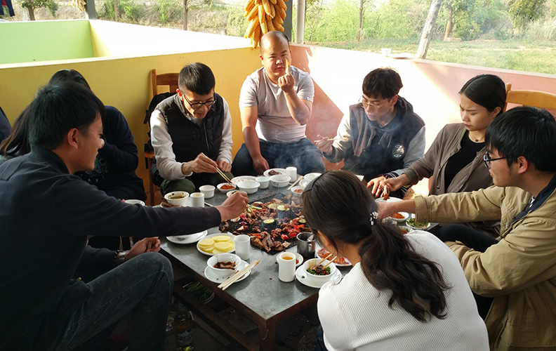 又因椒盐辣酱的增色，和不停的反动，均匀的受热，使食物变得更加入味